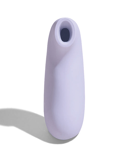Close-up down the hollow, oval-shaped tip of the Dame Aer | Kinkly