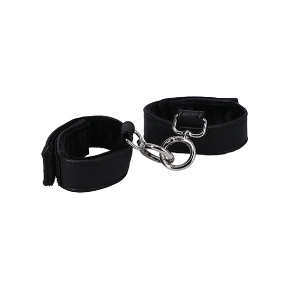 Close-up on the two openable rings that allow the two cuffs to fasten to one another. | Kinkly Shop