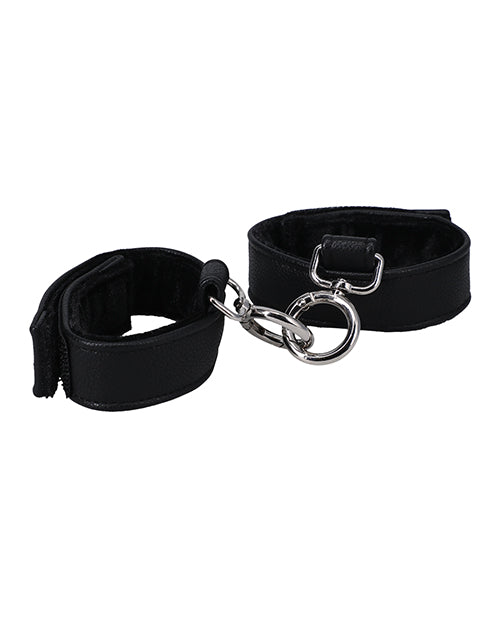 Close-up on the two openable rings that allow the two cuffs to fasten to one another. | Kinkly Shop
