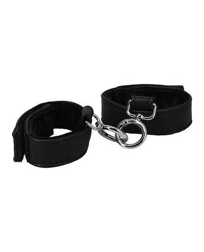 Close-up on the two openable rings that allow the two cuffs to fasten to one another. | Kinkly Shop