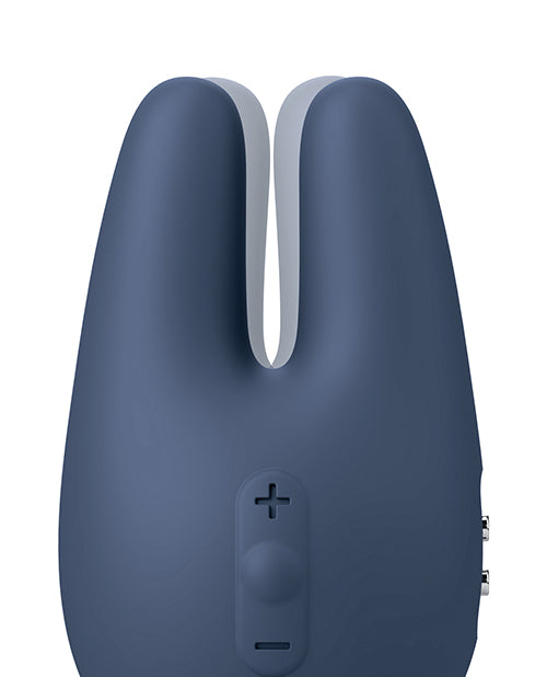 Close up on the tips of the Jimmyjane Form 2 Pro which both vibrate. Small areas, like a clitoris, can be placed in the middle to offer vibrations on both sides. | Kinkly Shop