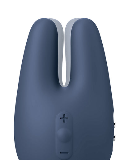 Close up on the tips of the Jimmyjane Form 2 Pro which both vibrate. Small areas, like a clitoris, can be placed in the middle to offer vibrations on both sides. | Kinkly Shop