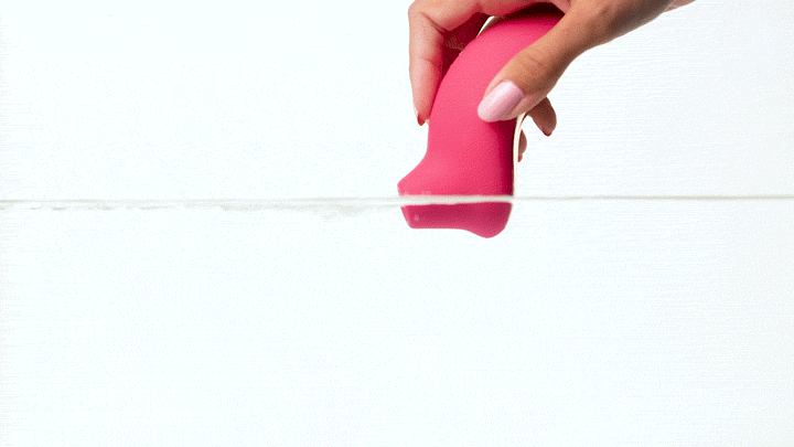GIF shows the LELO SONA tip being held slightly underwater. This showcases the water displacement and water movement that the air suction of the vibrator can provide. | Kinkly Shop