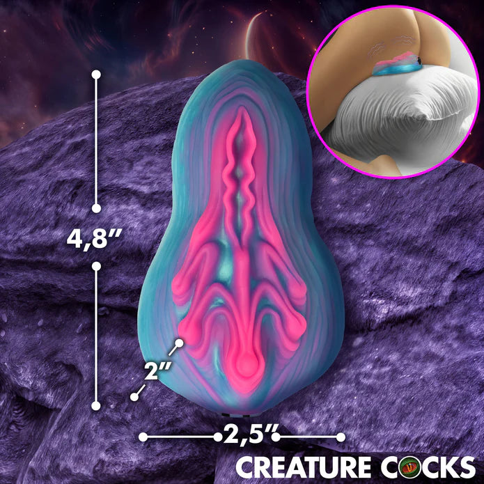 The Creature Cocks Vulvaron Remote-Control Vibrating Grinder with measurements superimposed overtop of it. The grinder is 2.5" wide, 4.8" long, and has a height of 2". | Kinkly Shop