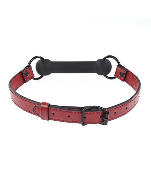 Close-up on the buckle fastener of the Sportsheets Saffron Silicone Bit Gag. It is a standard buckle that you'd expect to see on a belt. It has a lot of adjustment points to get a good fit for a variety of head sizes. | Kinkly Shop
