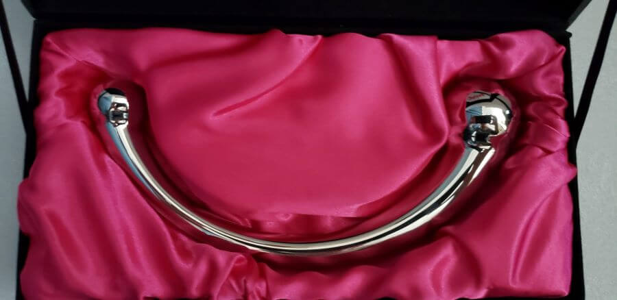 Close-up of the Njoy Pure Wand on a pink velvet bed.